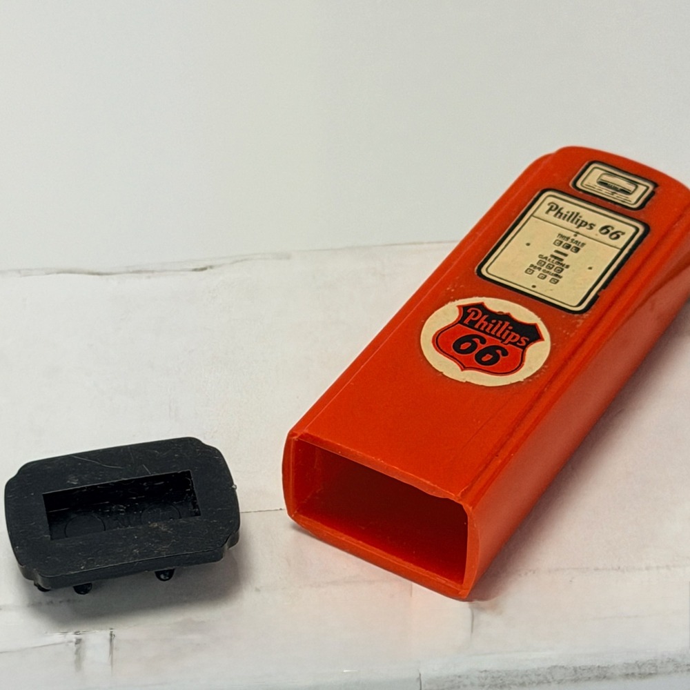 Vintage 1950's Phillips 66 and Flite Fuel Miniature Gas Pump Salt Pepper Shakers - Picture 5 of 10